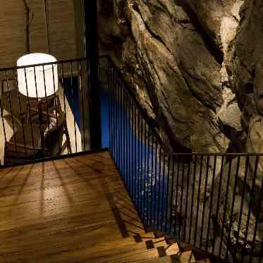 THE TENDER HOUSE(ザ テンダーハウス) 館内に水が流れるという斬新な発想とアイディア・デザインは唯一無二の世界。