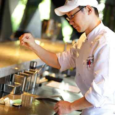 THE TENDER HOUSE(ザ テンダーハウス) カウンター越しにシェフとの食器や調理の工程を楽しみながら美食を満喫