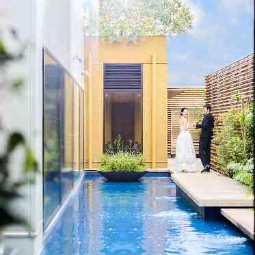 THE TENDER HOUSE(ザ テンダーハウス) チャペルに繋がるウォーターテラスで自然と開放感溢れる記念撮影も