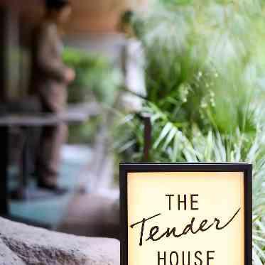 THE TENDER HOUSE(ザ テンダーハウス) 開放的なテラスはプラチナ通りの緑と風を感じる豊かな時間。居心地のいい空間に心ほぐ