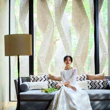 THE TENDER HOUSE(ザ テンダーハウス) アートな背景にもなる外壁の立体格子が特徴的なインディゴリオスのホワイエ