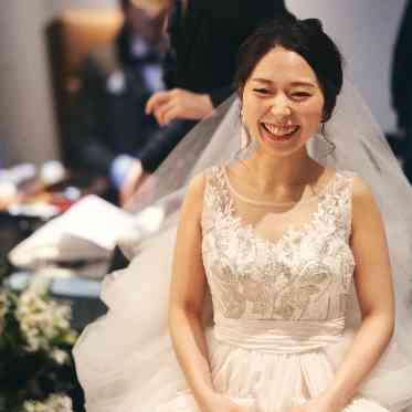 THE TENDER HOUSE(ザ テンダーハウス) ブライズルームでのヘアメイクシーン大切な瞬間。