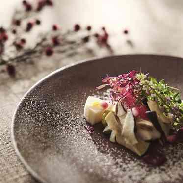 THE TENDER HOUSE(ザ テンダーハウス) 四季を感じられる飾りも施して、見た目にも華やかな一皿。