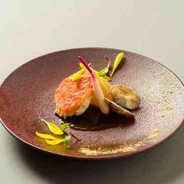 THE TENDER HOUSE(ザ テンダーハウス) 季節の鮮魚を使用した魚料理は見た目や調理法までもこだわる一皿
