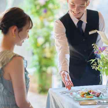 ご結婚式中はテーブル担当のサービスマンがいるのでゲストも安心