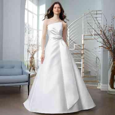 シンプルな中にお胸元とウエストラインにデザインを施し他にはないデザイン	