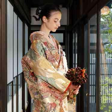 落ち着きのあるゴールドに王朝文様を描いた大人な1着