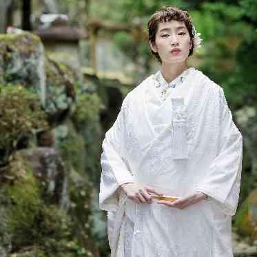 IRIS WATER TERRACE AYAMEIKE 温かみのありちりめん素材にお着物に立体感のある刺繍を施したお祓い無垢