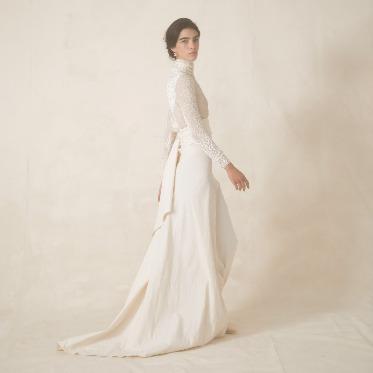 IRIS WATER TERRACE AYAMEIKE 肌の露出を抑え控えめなエレガントさが宿るスレンダードレス