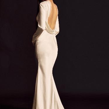 IRIS WATER TERRACE AYAMEIKE サテンの光沢感が上品なシンプルなデザイン 決め過ぎずリラックス感のある大人ドレス