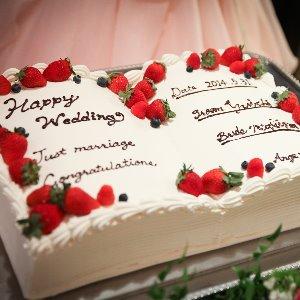 挙式は海外で行った為結婚証明書風ケーキに新郎新婦がその場でサインできるセレモニー