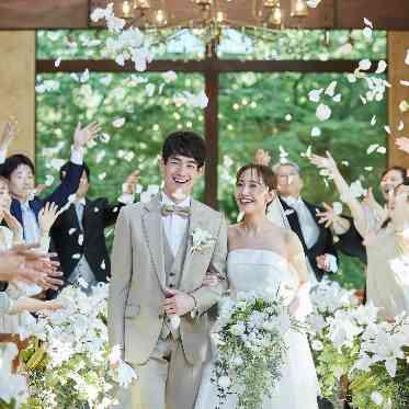 THE HILLTOP TERRACE NARA（ザ・ヒルトップテラス奈良） チャペルの中でのフラワーシャワーも人気◎