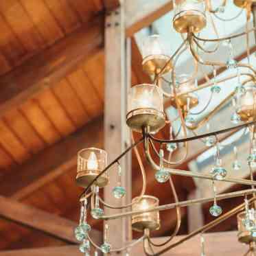 THE HILLTOP TERRACE NARA(ザ・ヒルトップテラス奈良) 自然光にシャンデリアが映える空間