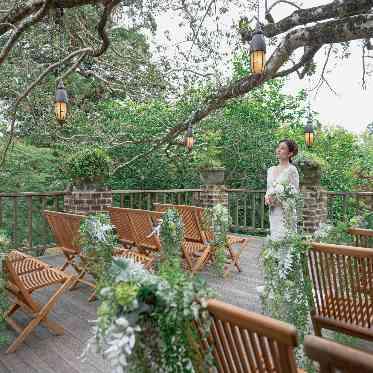 THE HILLTOP TERRACE NARA（ザ・ヒルトップテラス奈良） 木と空のコントラストはお衣装がより映える空間に