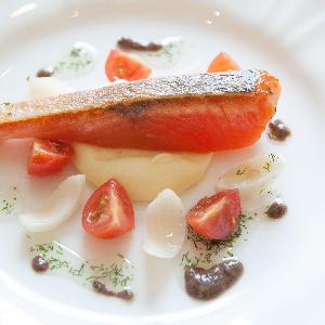 ChezKOBE(レストラン シェ・コーベ) 軽くスモークしたタスマニアサーモンとゆり根のサラダ