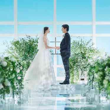 LUMIVEIL TOKYO(ルミヴェール東京) 大理石のバージンロードに二人の姿と空が写り込み美しい