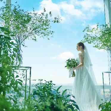 LUMIVEIL TOKYO(ルミヴェール東京) 祭壇から見える東京のシンボルがおふたりのセレモニーを祝福。思い出の1枚を残して