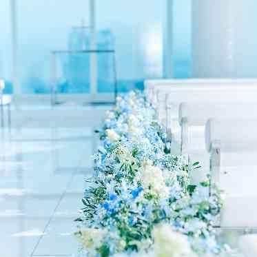 LUMIVEIL TOKYO(ルミヴェール東京) 白と青空×ブルーの装花もマッチするチャペル