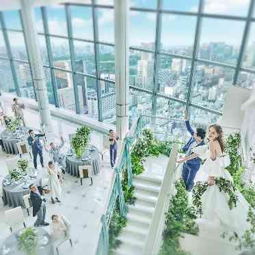 LUMIVEIL TOKYO(ルミヴェール東京) 2フロア吹き抜けの開放的な空間で大階段から入場する姿は、映画のワンシーンのよう。