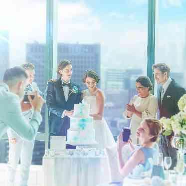 LUMIVEIL TOKYO(ルミヴェール東京) ケーキ入刀もゲストと近い距離で楽しめる。サプライズで感謝を伝えるのも◎