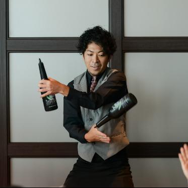 LUMIVEIL TOKYO(ルミヴェール東京) ゲストの目の前でダイナミックにカクテルを作ってくれる、フレアショ―の演出も人気