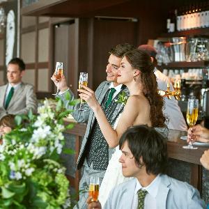 LUMIVEIL TOKYO(ルミヴェール東京) おふたりもバーカウンターでドリンクをオーダーして、ゲストと距離の近いパーティに