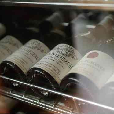 LUMIVEIL TOKYO(ルミヴェール東京) たくさんの種類のワインが並ぶワインセラーも完備。お酒好きのおふたりにぴったり