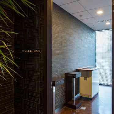 LUMIVEIL TOKYO(ルミヴェール東京) 【喫煙ルーム】フロア内に完備。喫煙ゲストも移動の負担が無く過ごせるので嬉しい