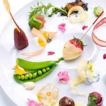 野菜を巧みにつかったイタリアンで有名な「渡部明」氏の料理が婚礼料理として登場