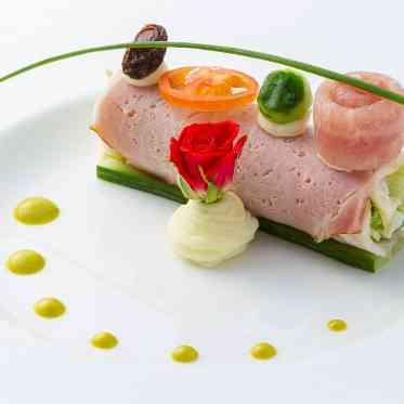 島豚スモークハムと三種野菜のルーロー　彩りデコレーション　ソースグリーンマスター