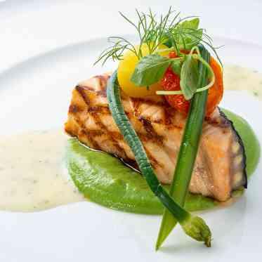 ラソール ガーデン・アリビラ / チュチュリゾートウェディング サーモングリエとグリーンピースのピュレ ソースブールドエルブ