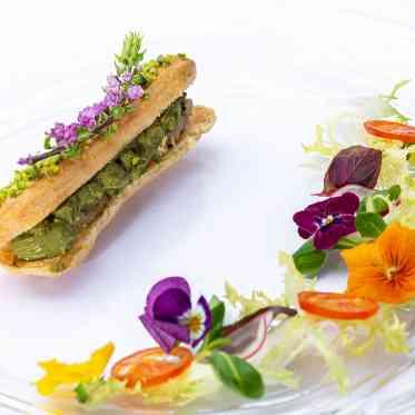 ラソール ガーデン・アリビラ / チュチュリゾートウェディング 島豚リエットエクレア風 庭園に見立てたサラダと花飾り ピスタチオのムースと共に