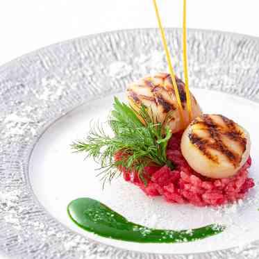 ラソール ガーデン・アリビラ / チュチュリゾートウェディング 帆立貝柱のグリエとハーブブーケ ビーツのリゾット からし菜バターソース