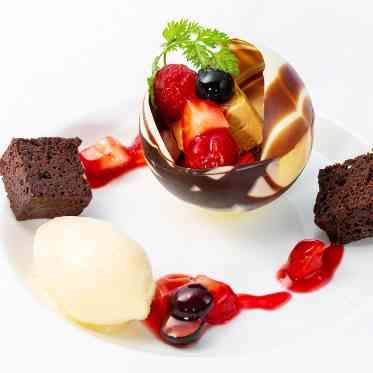 ラソール ガーデン・アリビラ / チュチュリゾートウェディング 沖縄県産塩キャラメルムース 三種のベリーとバニラグラス添え