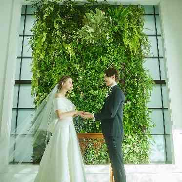 パラッツォ ドゥカーレ 麻布 緑溢れるグリーンウォールが印象的な"上品×ナチュラル”な雰囲気のチャペル