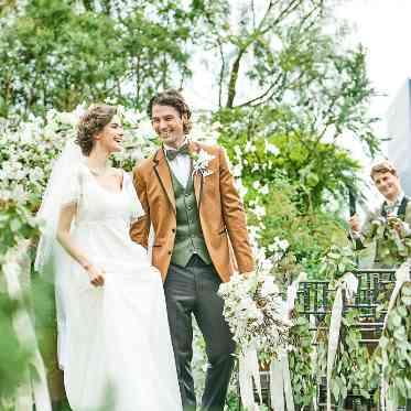 パラッツォ ドゥカーレ 麻布 そよ風にベールが泳ぐシルエットがガーデンならではの雰囲気を演出してくれる