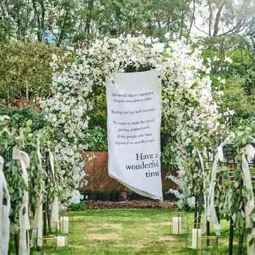 パラッツォ ドゥカーレ 麻布 ガーデンのアーチや空間装飾は専属フローリストと相談してオリジナルを創ることも叶う