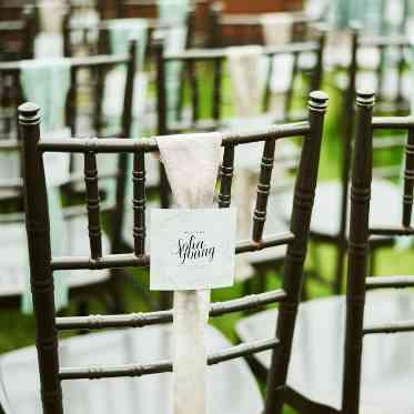 パラッツォ ドゥカーレ 麻布 ガーデンチェアにはテーマカラーのリボンやエスコートカードでお洒落にコーディネート