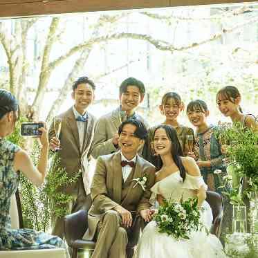 パラッツォ ドゥカーレ 麻布/エスクリウェディング ガーデンを背景にゲストと写真撮影もオススメ