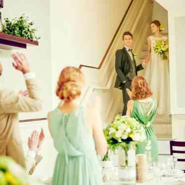 パラッツォ ドゥカーレ 麻布 階段からの入場はガーデンのナチュラルさと変わって、エレガントな雰囲気も演出