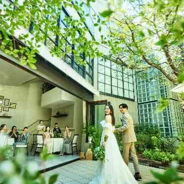 パラッツォ ドゥカーレ 麻布/エスクリウェディング ガーデンからの入場は当館ならではの入場シーン*