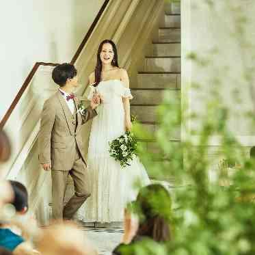 パラッツォ ドゥカーレ 麻布 階段からの入場はガーデンのナチュラルさと変わって、エレガントな雰囲気も演出