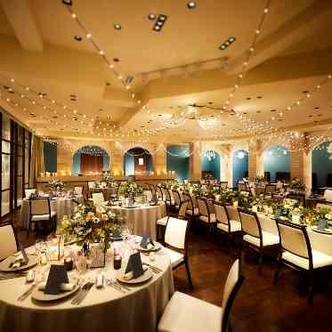 パラッツォ ドゥカーレ 麻布 照明をおとして厳粛な雰囲気のパーティ会場を天井に散りばめられたライトが優しく包む