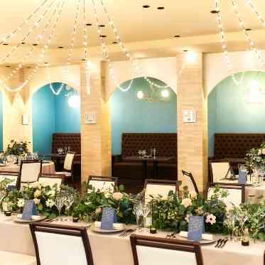 パラッツォ ドゥカーレ 麻布 パーティ会場の奥には歓談時に自由に寛げるボックス席を用意。新郎新婦を囲んでも素敵