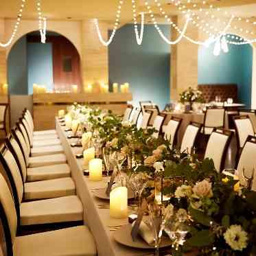 パラッツォ ドゥカーレ 麻布 円卓と長卓を織り交ぜたレイアウト。職場や友人などが大人数のグループの場合にお勧め