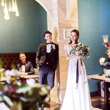 パラッツォ ドゥカーレ 麻布 自宅のリビングのような寛ぎを感じさせるソファ席でゲストとの久々の再開を楽しんで