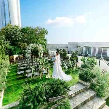 パラッツォ ドゥカーレ 麻布 エントランスだけでなく屋上テラスでのガーデン挙式はより空を近くに感じられる