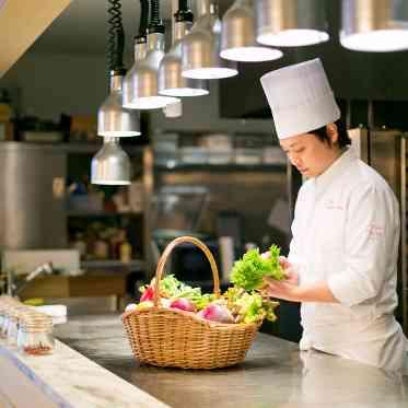 パラッツォ ドゥカーレ 麻布 直接、食材の産地や漁港に訪れ、新鮮な旬の食材を仕入れてくれる料理長