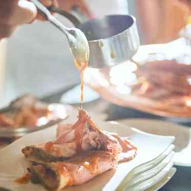 パラッツォ ドゥカーレ 麻布 焼き上げたばかりのメインをその場でカッティング。目でも楽しむことが出来る