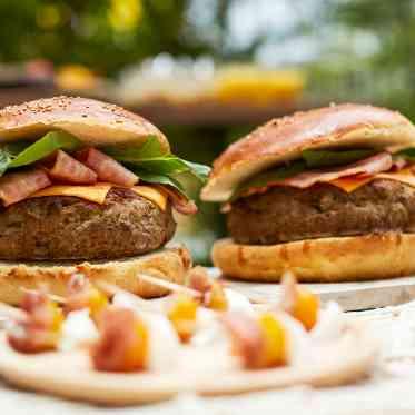 パラッツォ ドゥカーレ 麻布 巨大ハンバーガーはゲストの目を引く人気演出!バンズやパティを目の前で焼き上げる